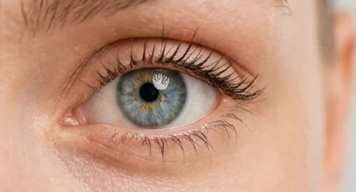 Hydratation des yeux sensibles et secs. Image